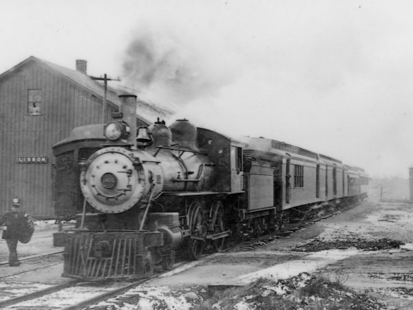 T: Mail arrives via train in Lisbon