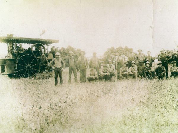 Threshing crew with traction steam engine in Lisbon