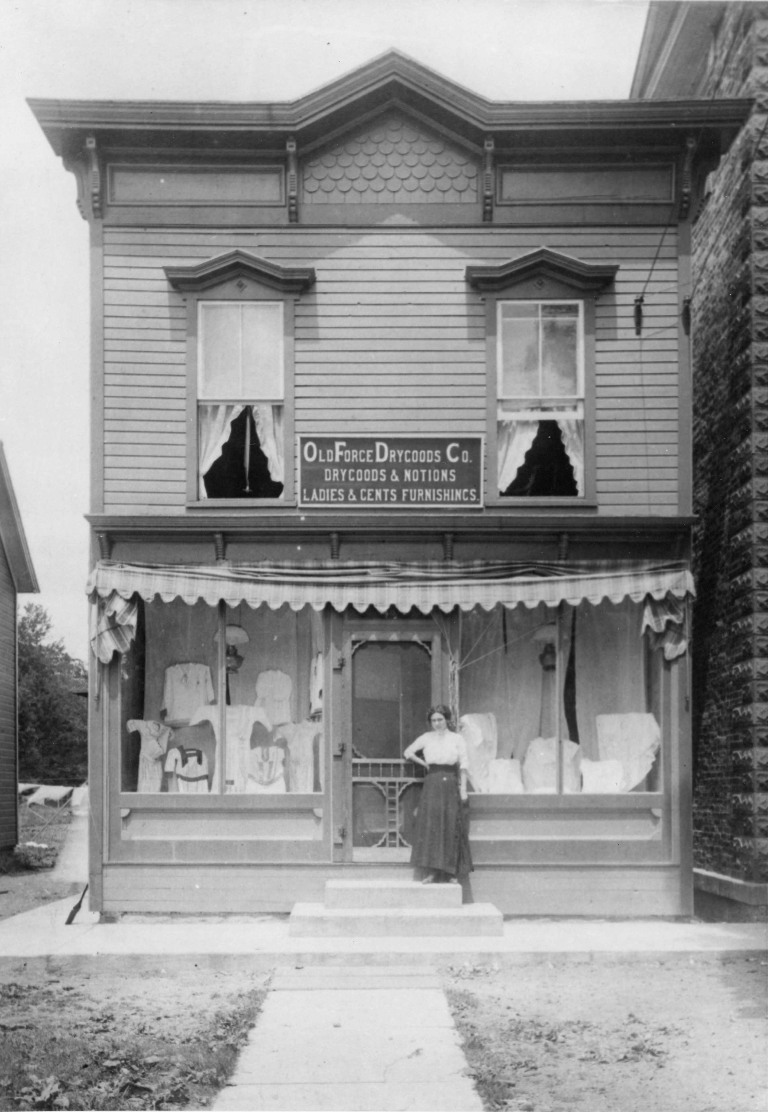 Old Drygoods Company store in Old