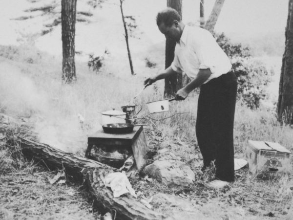 Guide Roly Garnsey cooking a traditional shore dinner on Grindstone Island