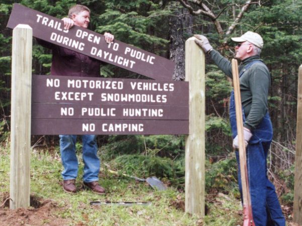 Building tail signs for Catamount Forest & Lodge in Colton