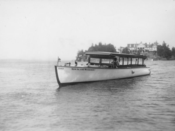 The tour boat “New Island Wanderer I” on the St. Lawrence River