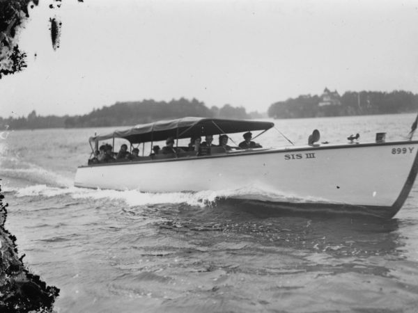 The tour boat “Sis III” on the St. Lawrence River