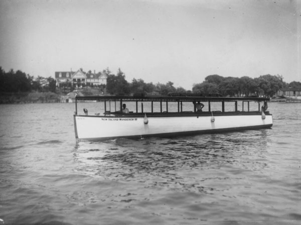 The tour boat “New Island Wanderer III” on the St. Lawrence River