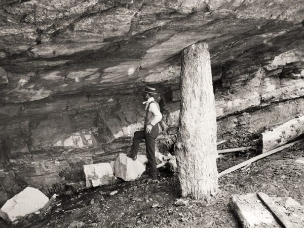 Mining graphite in Hague