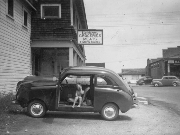 Child in car in front of grocery store